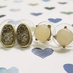 Set of post earrings